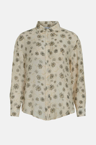 Chemise beige à longues manches de VILA, avec un motif floral et des longues manches.