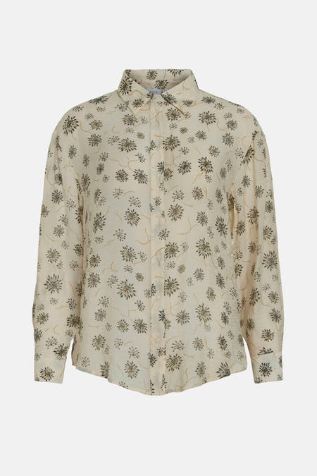 Chemise beige à longues manches de VILA, avec un motif floral et des longues manches.