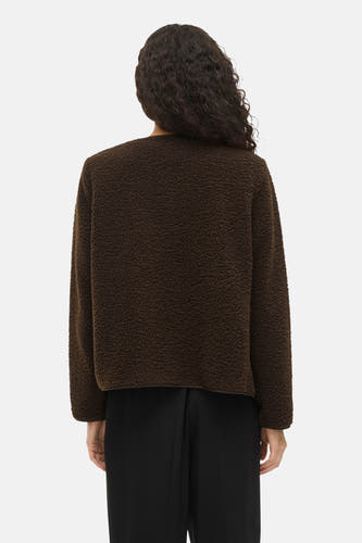 Manteau court brun de VILA®, avec des manches longues et une douce texture, vu de derrière.