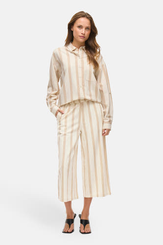 Chemise beige à longues manches de Vila, avec un motif rayé et des longues manches.