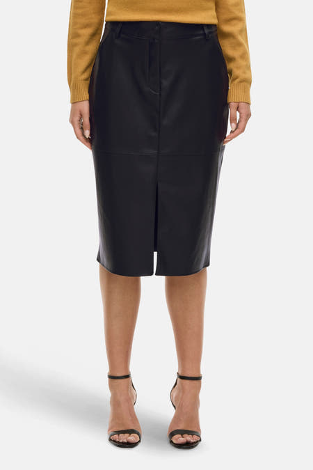 Robe noire de VILA avec une fente à l'avant, associée à un pull jaune et des sandales noires.