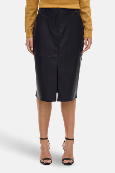 Robe noire de VILA avec une fente à l'avant, associée à un pull jaune et des sandales noires.