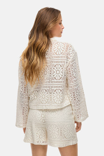 Chemise écru à manches longues de Vila, avec un motif de fleurs tricoté et une coupe droite.