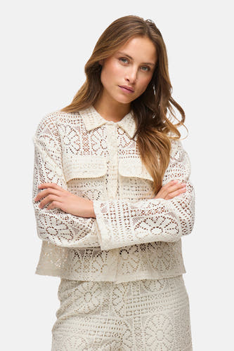 Chemise écru à manches longues de VILA, avec un motif à encolure ouverte et des bras croisés.