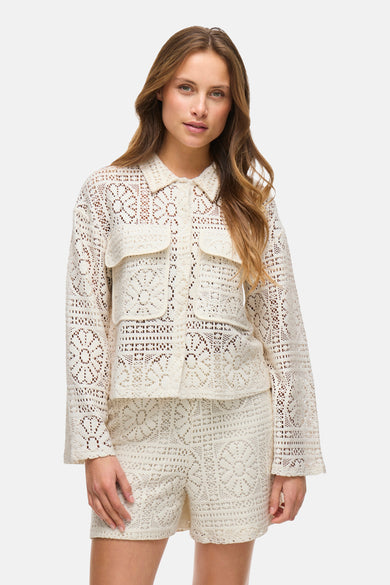 Chemise écru de VILA, avec des manches longues, un motif de fleurs tricoté ouvert et deux poches poitrine.