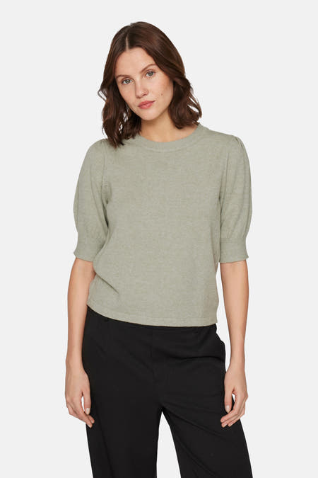 T-shirt vert de mantestes courtes Vila V, porté avec un pantalon noir.
