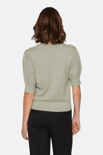 T-shirt vert de mantes courtes V VILA, dos, combiné avec un pantalon noir.