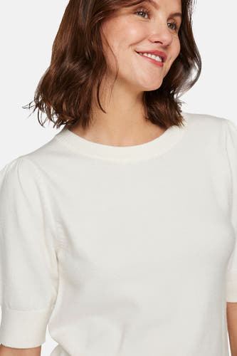 Pull blanc à col rond de VILA®, avec de courtes manches bouffantes et une structure en maille fine.