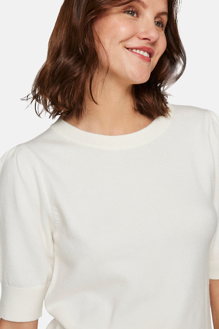 Pull blanc à col rond de VILA®, avec de courtes manches bouffantes et une structure en maille fine.