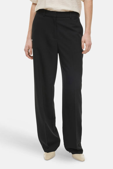 Pantalon noir de VILA®, avec des jambes droites et un tissu lisse et uniforme.