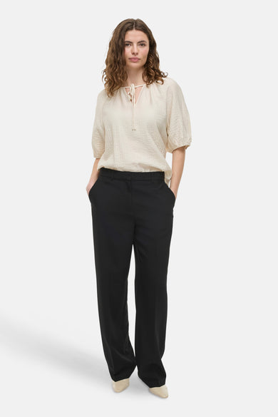 Pantalon noir de VILA, avec poches et finition lisse et uniforme.