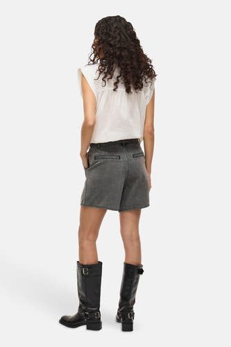 Short gris de VILA, vu de de lrière combin associé avec un un blanc et des chaussures noires.