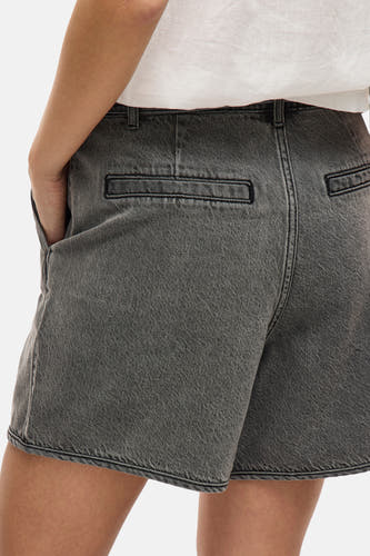 Short gris de VILA, avec des poches arrière et une taille haute.