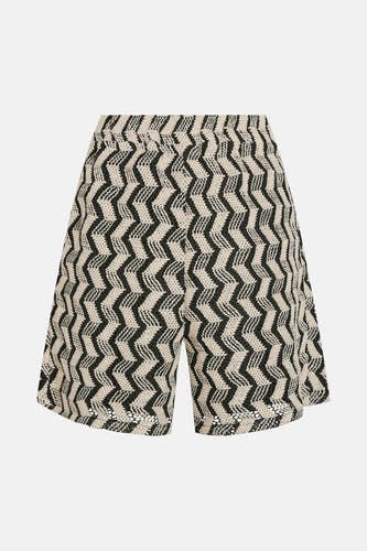 Zwarte short van VILA met een zigzagpatroon en open details aan de onderkant.

