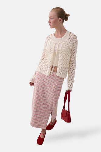 Robe rose de VILA, avec un motif à carreaux et une fente sur le côté, associée à un cardigan tricoté.