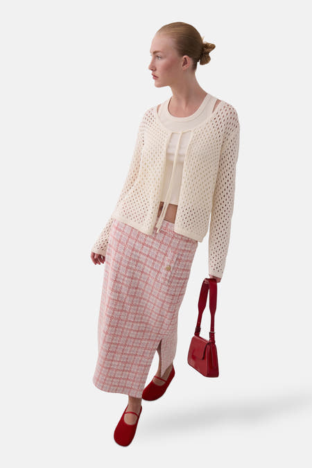 Robe rose de VILA, avec un motif à carreaux et une fente sur le côté, associée à un cardigan tricoté.
