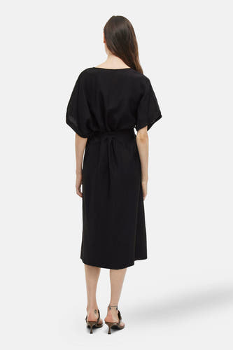 Robe noire à manches courtes de VILA®, avec ceinture et jambes ouvertes.