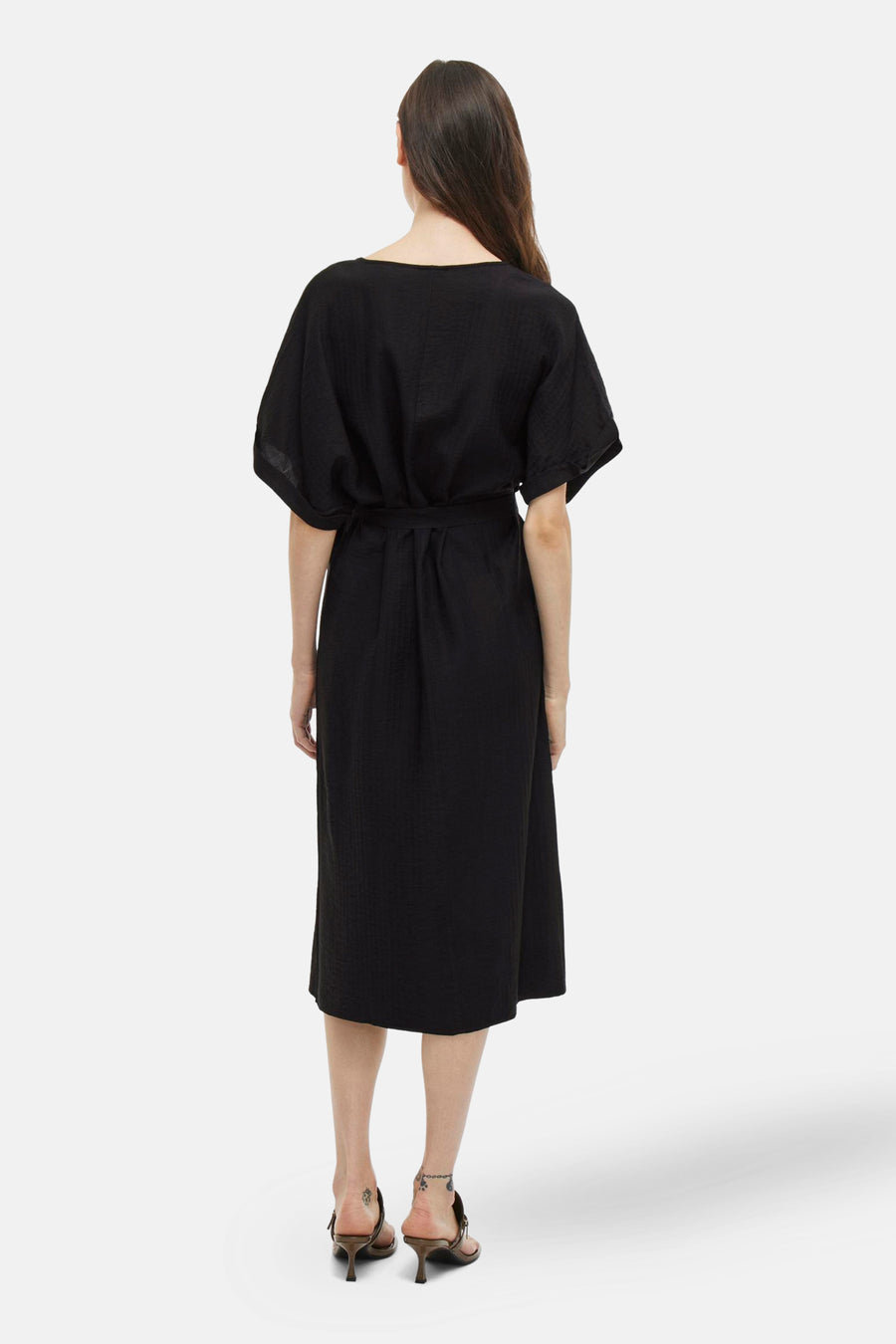 Robe noire à manches courtes de VILA®, avec ceinture et jambes ouvertes.