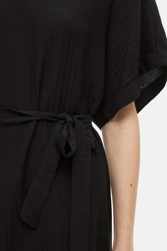 Robe noire à manches courtes de VILA®, avec une ceinture nouée à la taille.