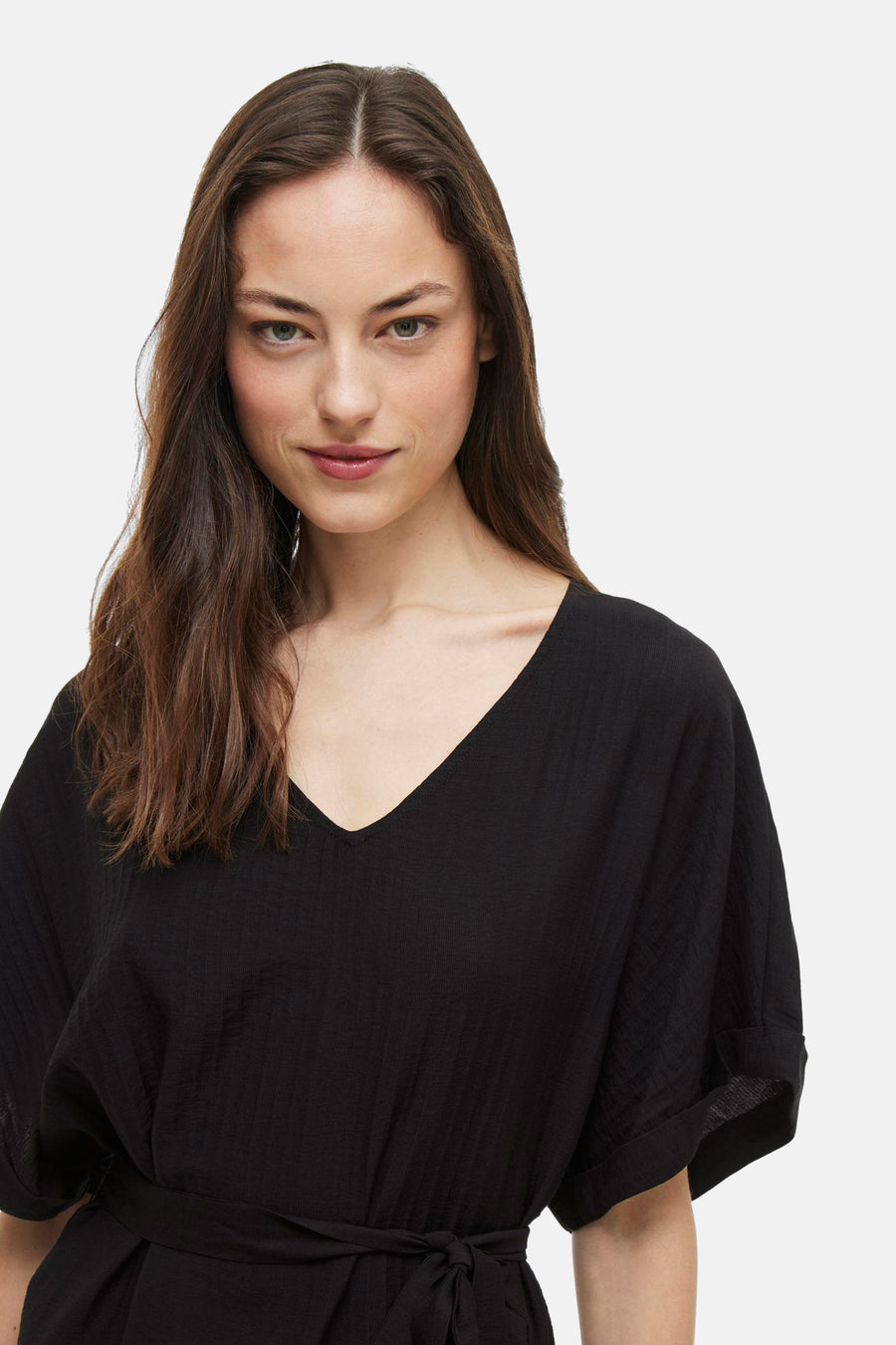 Robe noire à manches courtes de VILA, avec un col en V et une ceinture élastiquée.