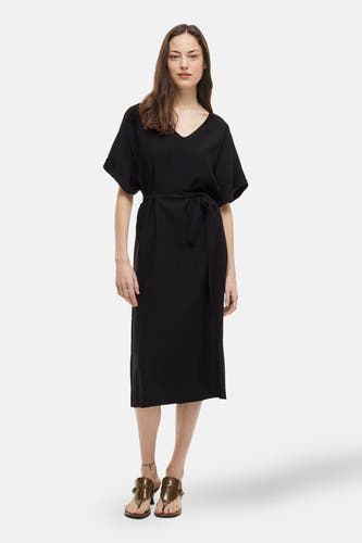 Robe noire à manches courtes de VILA®, avec un col en V et une ceinture élastique à la taille.
