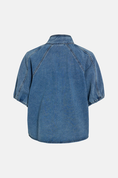 Chemise en denim bleu clair de VILA avec des manches courtes et un col, vue de derrière.