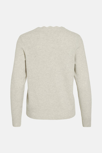 Crèmekleurige trui met lange mouwen en een golvende halslijn.