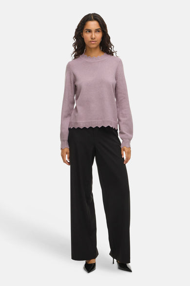 Pull-over marron avec col rond de VILA®, doté de détails ondulés au col et en bas, associé à une jupe noire et des escarpins.