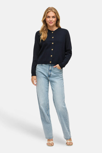 Veste bleue de VILA®, avec des boutons et portée avec des jeans bleu clair et des sandales.