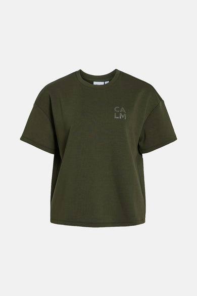 T-shirt vert avec manches courtes de VILA, avec un logo "CALM" léger sur la poitrine.