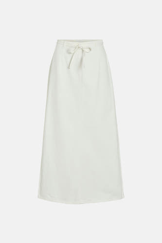 Robe longue blanche de VILA®, avec ceinture à nouer autour de la taille.