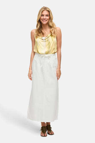 Robe longue blanche de VILA®, avec ceinture à nouer et portée avec un haut jaune et des sandales brunes.
