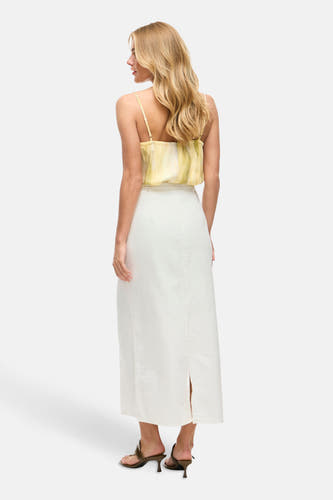 Robe longue blanche de VILA®, avec une fente à l'arrière et associée à une chemise jaune.