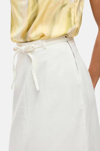 Robe longue blanche de VILA, avec une ceinture et un détail de nœud.