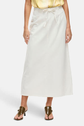 Robe longue blanche de VILA® avec une fente à l'arrière.