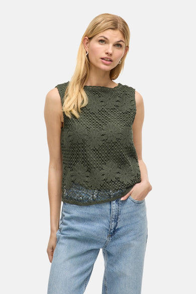 Blouse sans manches verte de VILA® avec un motif tricoté, associée à un jean bleu.