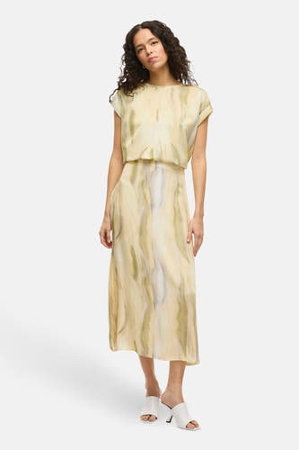 Jupe longue jaune de VILA® avec un motif abstrait à l'eau, portée avec des mocassins blancs à lacets.
