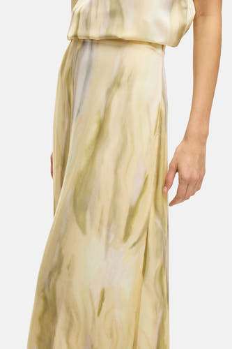 Jaune, jupe longue de VILA® avec un motif abstrait tournant et une texture lisse.