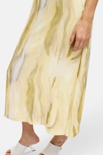 Robe longue jaune de VILA®, avec un motif à carreaux et associée à des mocassins blancs.