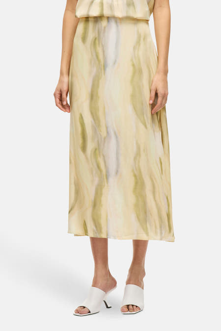 Jupe longue de VILA®, avec un motif abstrait à l'eau dans des tons de jaune, vert et gris.