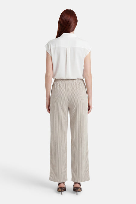 Lichtbeige geplooide broek van VILA® met elastische tailleband en wijdvallende pijpen, achterkant.