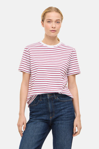 T-shirt à manches courtes rayé rouge de VILA®, combiné avec un jean bleu foncé et des talons noirs.