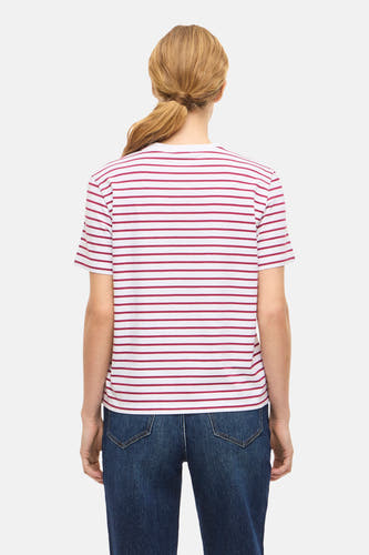T-shirt à manches courtes rayé rouge et blanc de VILA®, vu de dos, combiné avec un jean bleu foncé.