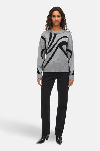 Sweat-shirt gris à col rond de Vila avec un motif noir frappant, associé à des jeans noirs et des baskets.