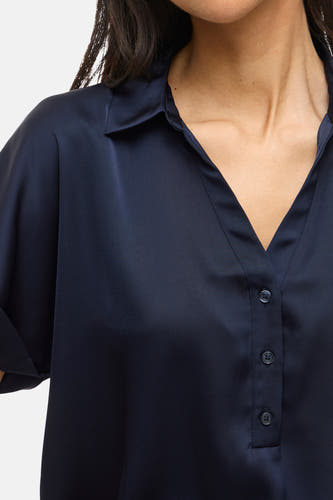 Blouse bleue à manches courtes de VILA®, avec fermeture à boutons et un col.