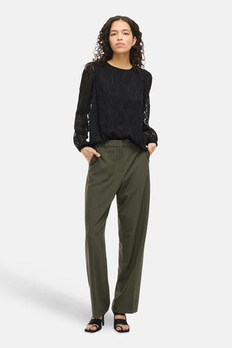 Blouse noire à manches longues de VILA®, avec un motif ondulé subtil.