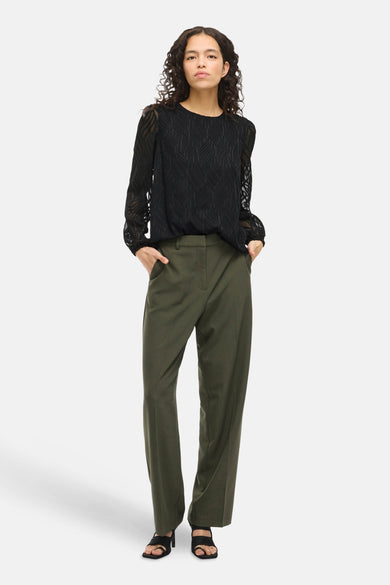 Blouse noire à manches longues de VILA®, avec un motif ondulé subtil.