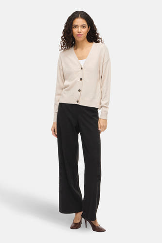 Ecru vest van VILA®, met lange mouwen en knoopsluiting, gedragen met een witte top en zwarte broek.