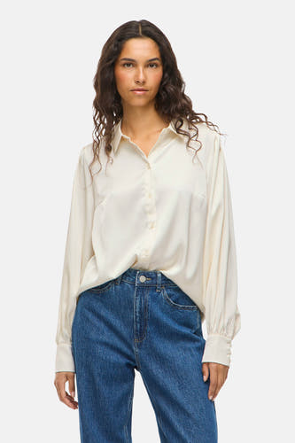 Blanc, chemise à manches longues de VILA®, associé à un jeans bleu marine.