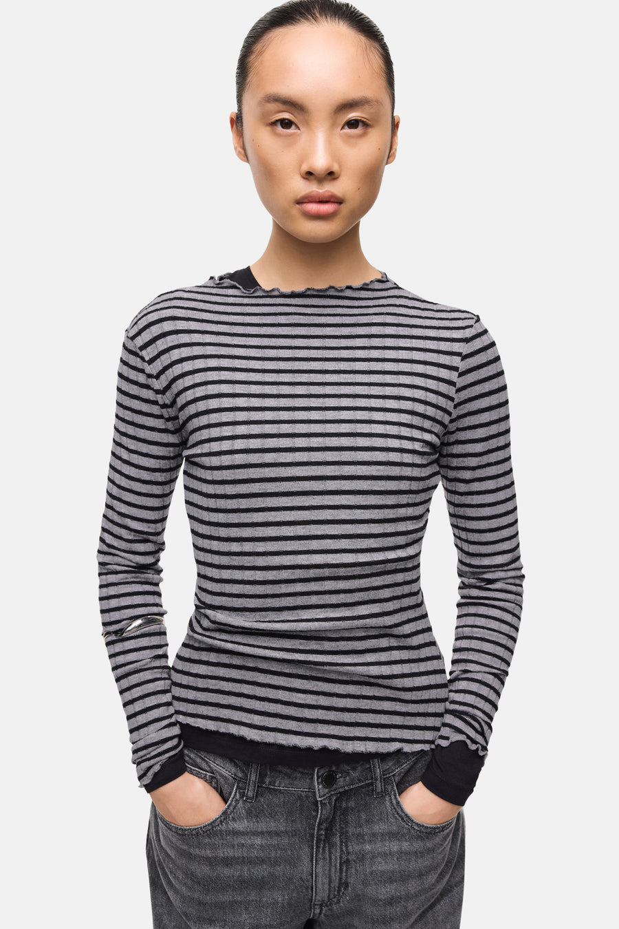 T-shirt gris à manches longues de VILA®, avec un motif rayé et une texture côtelée.